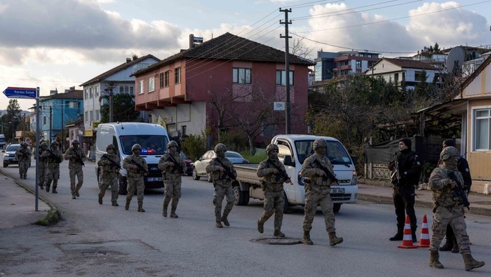 Tujuh polisi Turki dilaporkan terluka dalam bentrokan dengan militan yang diduga terkait kelompok ISIS saat pasukan keamanan melancarkan operasi di provinsi Yalova, Turki, Senin (29/12/2025). Operasi tersebut menyasar sebuah rumah yang diyakini menjadi tempat persembunyian terduga militan. REUTERS/Umit Bektas