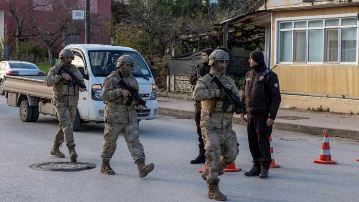 Tujuh polisi Turki dilaporkan terluka dalam bentrokan dengan militan yang diduga terkait kelompok ISIS saat pasukan keamanan melancarkan operasi di provinsi Yalova, Turki, Senin (29/12/2025). Operasi tersebut menyasar sebuah rumah yang diyakini menjadi tempat persembunyian terduga militan. REUTERS/Umit Bektas