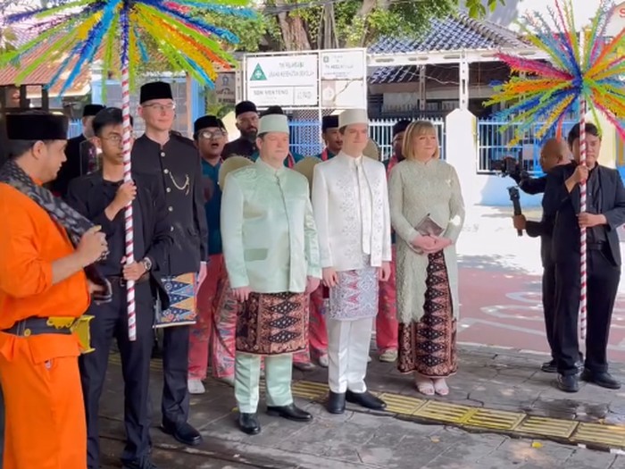 Pernikahan beda negara viral, bule asal Lithuania, Eropa menikah dengan menjalani prosesi adat Betawi. Momen pernikahan tersebut langsung mencuri atensi warganet.
