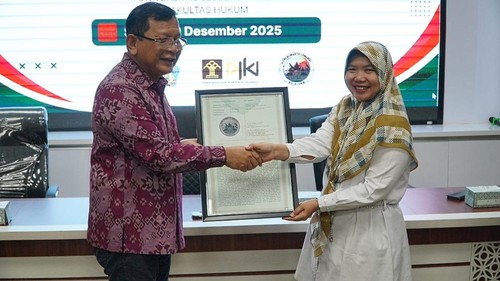 Bupati Buleleng, I Nyoman Sutjidra, menerima sertifikat IG Kopi Robusta Lemukih di FH UNS, Surakarta, Senin (29/12/2025). (Dok. Pemkab Buleleng)