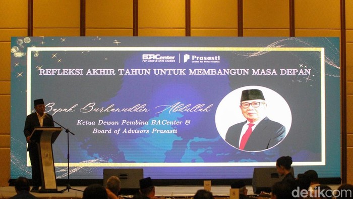 Mantan Gubernur Bank Indonesia (BI) Burhanuddin Abdullah menyampaikan sejumlah catatan penting terkait kondisi ekonomi nasional setelah satu tahun pemerintahan Presiden Prabowo Subianto. Ia menilai perjalanan Indonesia dalam setahun terakhir patut diapresiasi, meski tantangan struktural masih membayangi ke depan.