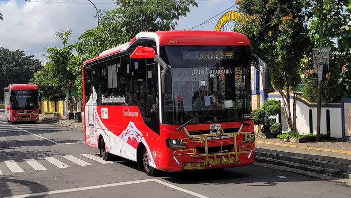 Bus Trans Banyumas koridor 4 yang akan mulai beroperasi dengan rute Terminal Bulupitu-Terminal Kejawar RSUD Banyumas saat diluncurkan, Senin (29/12/2025).