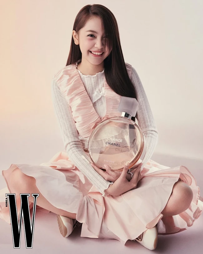 Lahir pada 28 Maret 2006, Carmen mewarisi kecantikan ayah dan ibunya yang asli Bali. Belum lama ini, ia pulang kampung saat libur Chuseok di Korea Selatan. Foto: Instagram