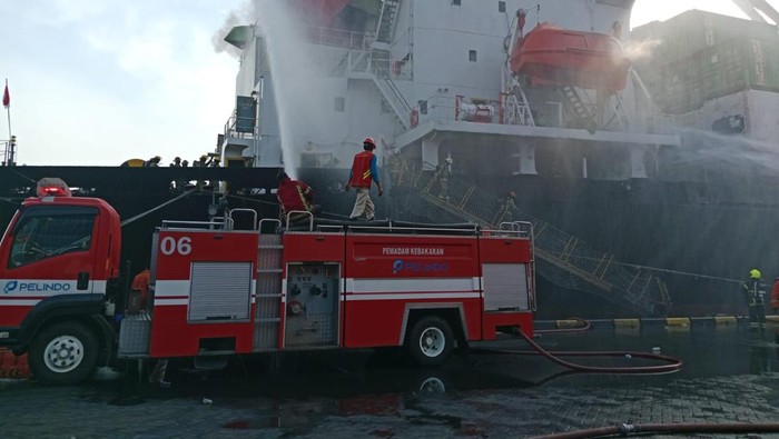 Belasan Damkar Jinakkan Kebakaran Kapal Peti Kemas di Tanjung Perak