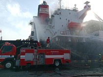 Belasan Damkar Jinakkan Kebakaran Kapal Peti Kemas di Tanjung Perak