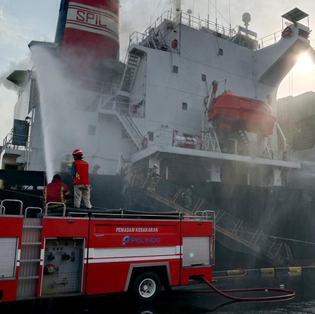 Damkar Padamkan Kebakaran Kapal Peti Kemas di Pelabuhan Tanjung Perak