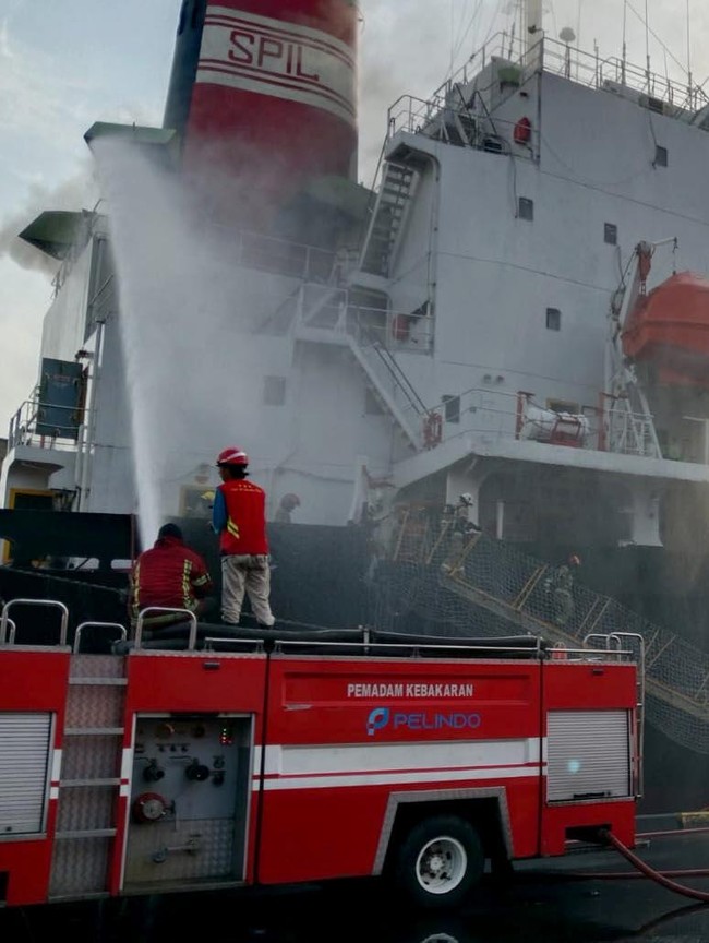 Damkar Padamkan Kebakaran Kapal Peti Kemas di Pelabuhan Tanjung Perak