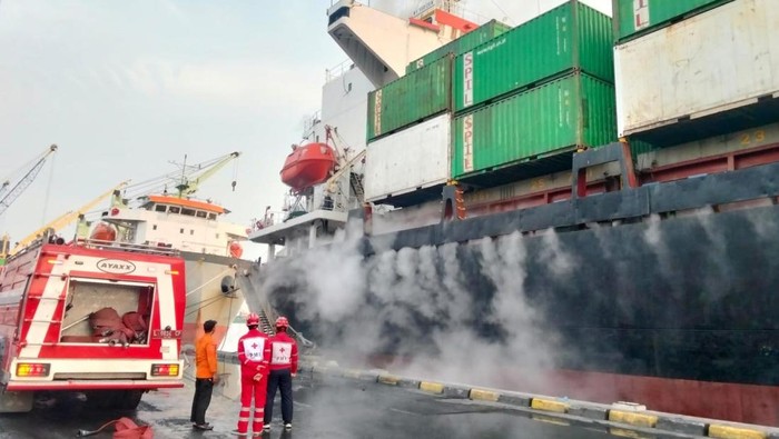 Damkar padamkan api yang membakar kapal di Pelabuhan Tanjung Perak Surabaya