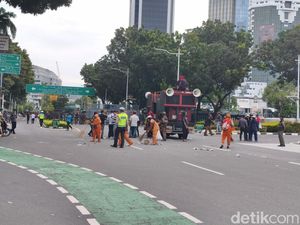 Demo Buruh Tolak UMP Jakarta Bubar, Lalin Jl Medan Merdeka Selatan Dibuka