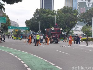 Demo Buruh Tolak UMP Jakarta Bubar, Lalin Jl Medan Merdeka Selatan Dibuka