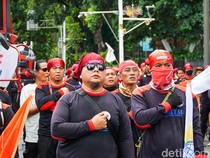 Video Massa Buruh Gelar Aksi Unjuk Rasa di DPRD Jakarta, Ini Tuntutannya!