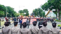 Aparat kepolisian melakukan pengamanan di sekitar lokasi aksi, sementara situasi unjuk rasa terpantau berjalan tertib dan kondusif.