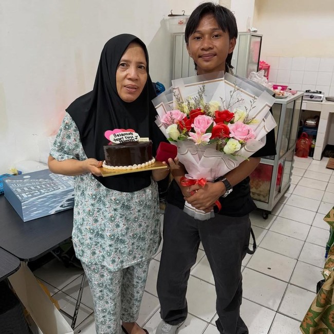 Kukukukuku! Fajar Sadboy Kasih Cincin ke Ibu