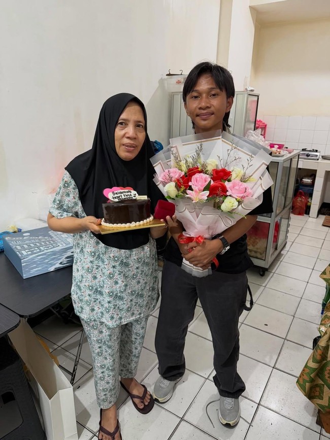 Kukukukuku! Fajar Sadboy Kasih Cincin ke Ibu