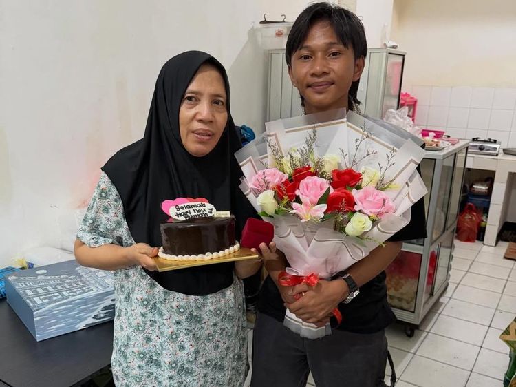 Kukukukuku! Fajar Sadboy Kasih Cincin ke Ibu