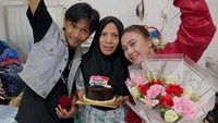 Aku bisa sampai di titik sekarang bukan karena aku hebat, tapi karena doa, perjuangan, dan pengorbanan Mamah yang luar biasa. Terima kasih sudah jadi alasan aku untuk terus kuat dan melangkah. Aku bangga punya Mamah sepertimu, tulis Fajar Sadboy dilihat di Instagram, Selasa (29/12/2025). (Foto: dok Instagram fajjarsadboy)
