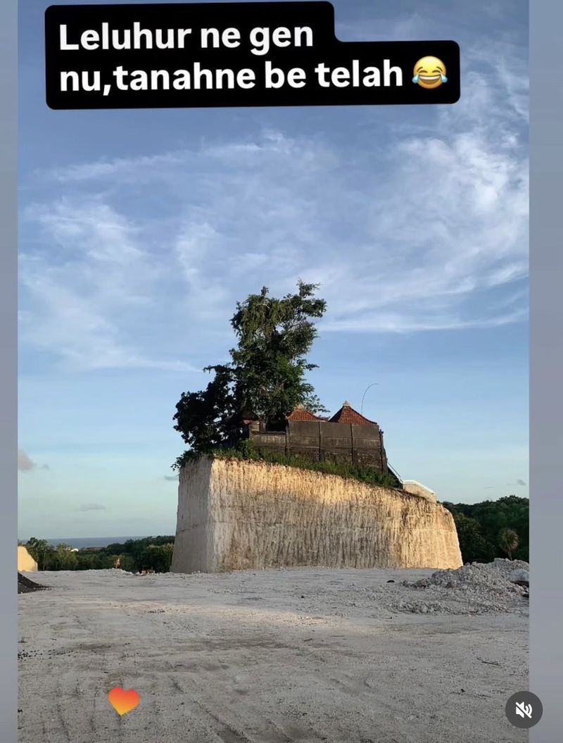 Foto pura di atas tebing yang sekelilingnya telah terkeruk rapi viral di media sosial. (Foto: Dok. Istimewa) Foto pura di atas tebing yang sekelilingnya telah terkeruk rapi viral di media sosial. (Foto: Dok. Istimewa)