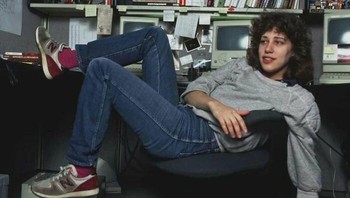Susan Kare saat muda. Dia seorang seniman dan desainer grafis Amerika yang menjadi pelopor desain antarmuka pengguna (UI) grafis, terkenal karena menciptakan ikon-ikon ikonik dan jenis huruf (font) untuk komputer Macintosh pertama Apple (seperti ikon Happy Mac, Trash Can, dan font Chicago) serta desain untuk NeXT, Microsoft Windows (kartu Solitaire), Facebook, dan Pinterest, mengubah cara kita berinteraksi dengan teknologi menjadi lebih manusiawi dan intuitif melalui seni pikselnya. Foto: Boredpanda