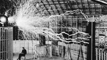 Nikola Tesla di Laboratoriumnya Menguji “Pemancar Pembesar” Miliknya, (1904) Foto: Boredpanda
