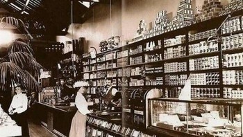 Belanja Bahan Makanan (Tahun 1890-an) Sebelum Adanya Lorong-Lorong di Supermarket: Seorang Wanita Memberikan Pesanannya kepada Petugas Toko, dan Petugas Mengumpulkan Semuanya Foto: Boredpanda