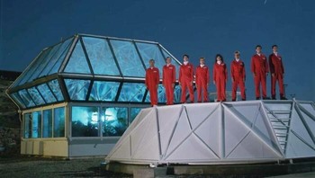 Pada tahun 1991-1993, delapan orang mengisolasi diri di dalam dunia tertutup raksasa yang terbuat dari kaca dan baja di gurun Arizona untuk menguji apakah manusia dapat hidup di habitat yang mandiri, yang sering digambarkan sebagai prototipe untuk koloni bergaya Bulan/Mars. Foto: Boredpanda