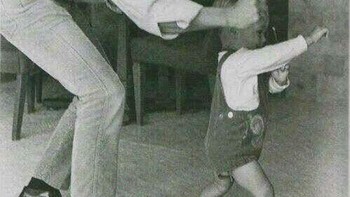 Bruce Lee Bermain dengan Putranya Brandon, 1966 Foto: Boredpanda