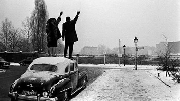 Warga Berlin Barat Melambaikan Tangan Kepada Kerabat di Atas Tembok Berlin, Hari Natal, 1961. Foto: Boredpanda