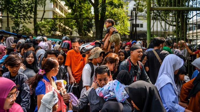 Warga memadati pintu masuk Kebun Binatang Bandung, Jawa Barat, Minggu (28/12/2025). Pengelola Kebun Binatang Bandung menggratiskan biaya masuk kepada pengunjung secara terbatas dalam masa libur Natal 2025 serta membuka donasi pakan hewan di tengah sengketa pengelolaan Kebun Binatang Bandung. ANTARA FOTO/Raisan Al Farisi/nym.