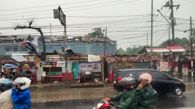 Hujan deras disertai angin kencang terjadi di Kemang, Bogor, Jawa Barat (Jabar). Hujan angin mengakibatkan pohon tumbang dan sejumlah rumah rusak. (dok BPBD Kab Bogor)