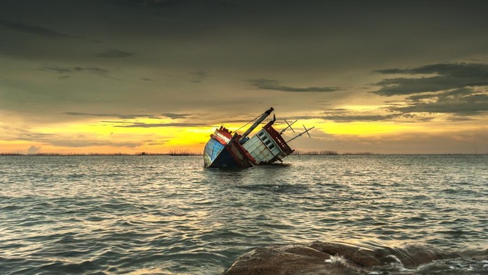 Ilustrasi Kapal Tenggelam