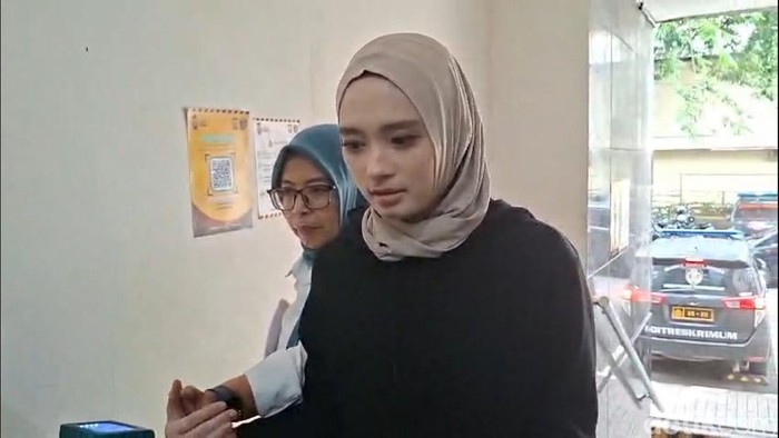 Inara Rusli Datangi Polda Metro Jaya: Mau Cabut Laporan