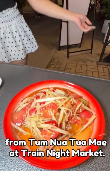 Influencer seksi jualan som tam Influencer Seksi Ini Jadi Sorotan Gegara Aksinya Jualan Som Tam