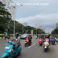 Bukan Mobil Mewah, Viral Pengantin Ini Sunmori Naik Vespa Usai Akad Nikah
