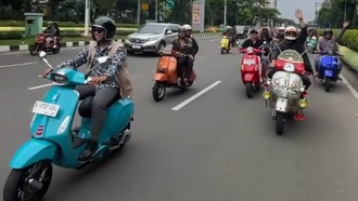 Bukan Mobil Mewah, Viral Pengantin Ini Sunmori Naik Vespa Usai Akad Nikah