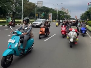 Bukan Mobil Mewah, Viral Pengantin Ini Sunmori Naik Vespa Usai Akad Nikah