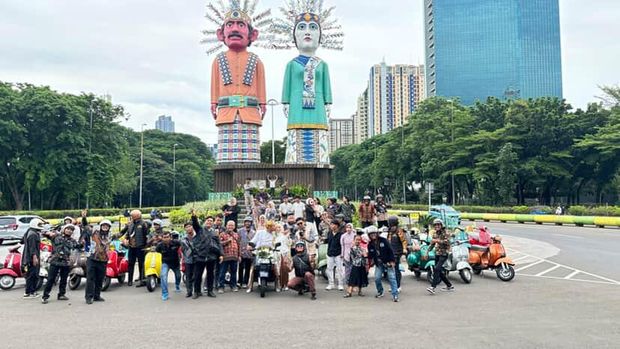 Foto pernikahan Muhammad Luthfi Reza Izzulhaq dan Leny Cleriyani, pasangan pengantin yang viral usai aksi iring-iringan naik Vespa. Tampil unik ala Sunmori, pasangan ini tampil anggun dikawal puluhan motor Vespa.