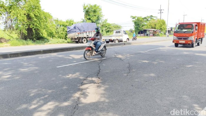 Jalan retak di Porong Sidoarjo