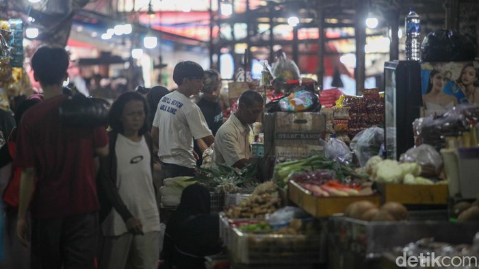 Pemerintah memastikan harga dan pasokan kebutuhan pokok atau sembako tetap aman menjelang pergantian tahun. Hasil pemantauan di sejumlah pasar menunjukkan ketersediaan barang mencukupi dan harga relatif stabil, sehingga masyarakat diimbau tidak khawatir dalam memenuhi kebutuhan akhir tahun.