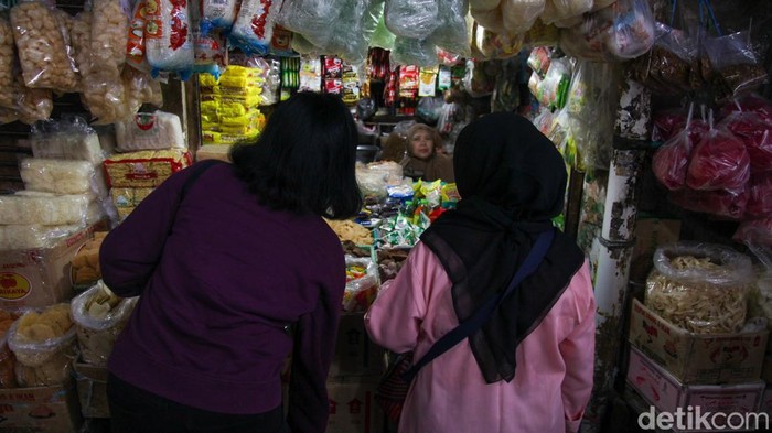 Pemerintah memastikan harga dan pasokan kebutuhan pokok atau sembako tetap aman menjelang pergantian tahun. Hasil pemantauan di sejumlah pasar menunjukkan ketersediaan barang mencukupi dan harga relatif stabil, sehingga masyarakat diimbau tidak khawatir dalam memenuhi kebutuhan akhir tahun.