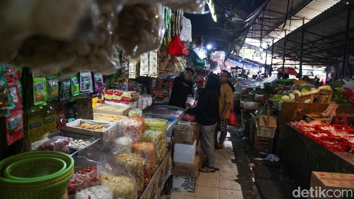 Pemerintah memastikan harga dan pasokan kebutuhan pokok atau sembako tetap aman menjelang pergantian tahun. Hasil pemantauan di sejumlah pasar menunjukkan ketersediaan barang mencukupi dan harga relatif stabil, sehingga masyarakat diimbau tidak khawatir dalam memenuhi kebutuhan akhir tahun.