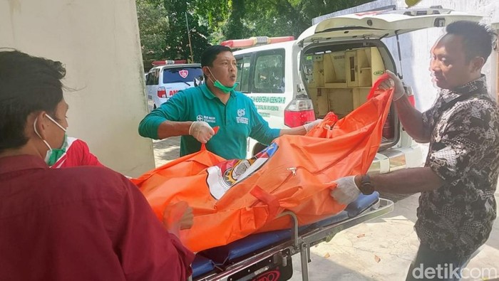 Jenazah sekeluarga tewas bersimbah darah dalam rumah mereka di Situbondo.
