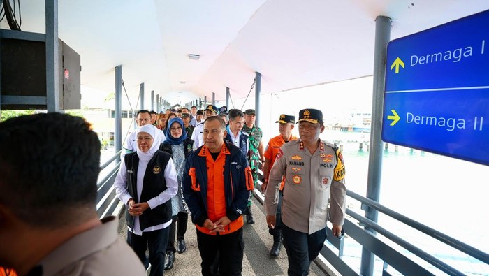 Kapolda Jatim Irjen Nanang Avianto saat mendampingi kepala Basarnas RI Marsekal Madya TNI Mohammad Syafii bersama Gubernur Jatim Kofifah Indarparawansa