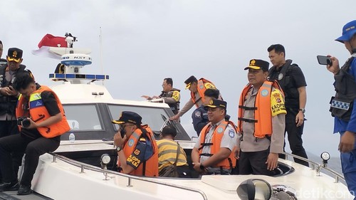Kapolda NTT Irjen Rudi Darmoko dan rombongan menyusuri perairan sekitar lokasi kapal tenggelam di perairan Pulau Padar, Taman Nasional Komodo, Manggarai Barat, NTT, Senin (29/12/2025)
