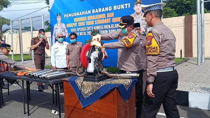 Kapolres Blitar AKBP Arif Fazlurrahman memusnahkan knalpot brong