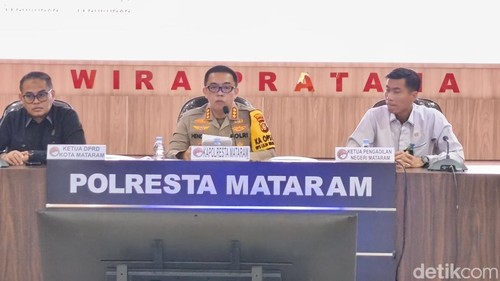 Kapolresta Mataram, Kombes Hendro Purwoko (tengah) dalam konferensi pers di Polresta Mataram, Senin (29/12/2025).