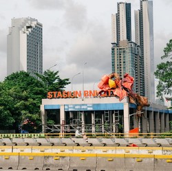 Karya Seni Instalasi Wisnu Ajitama Mejeng di Fasad Stasiun Sudirman Baru