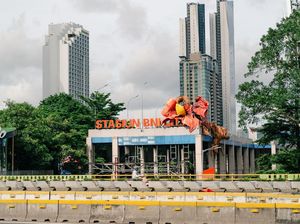 Karya Seni Instalasi Wisnu Ajitama Mejeng di Fasad Stasiun Sudirman Baru