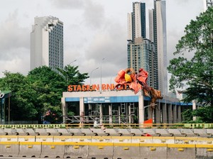 Karya Seni Instalasi Wisnu Ajitama Mejeng di Fasad Stasiun Sudirman Baru