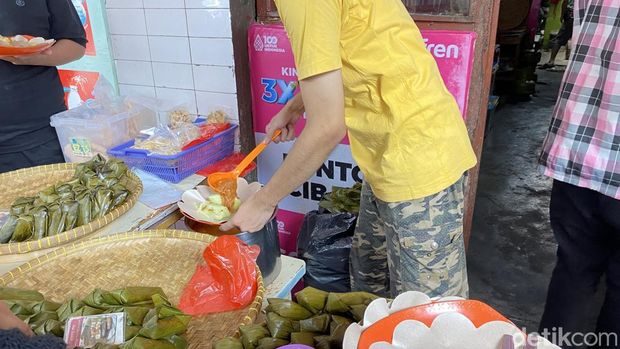 Karyawan lontong Cibadak saat melayani pelanggan Karyawan lontong Cibadak saat melayani pelanggan