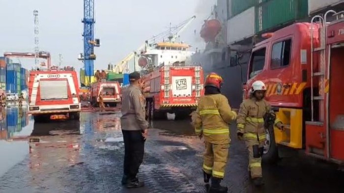 Kebakaran kapal di Pelabuhan Tanjung Perak Surabaya